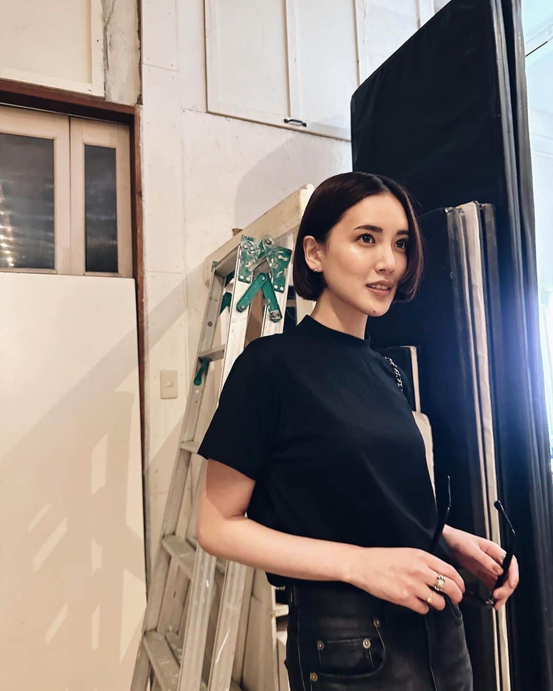 藤井夏恋のインスタグラム：「このシンプルな着こなし昨日沢山褒めてもらえて嬉しかった。私服はミニマム派☺︎  T-shirt @pullman_boutique  Black denim @ysl  Leather belt @_josemoon_  Bag @chanelofficial」