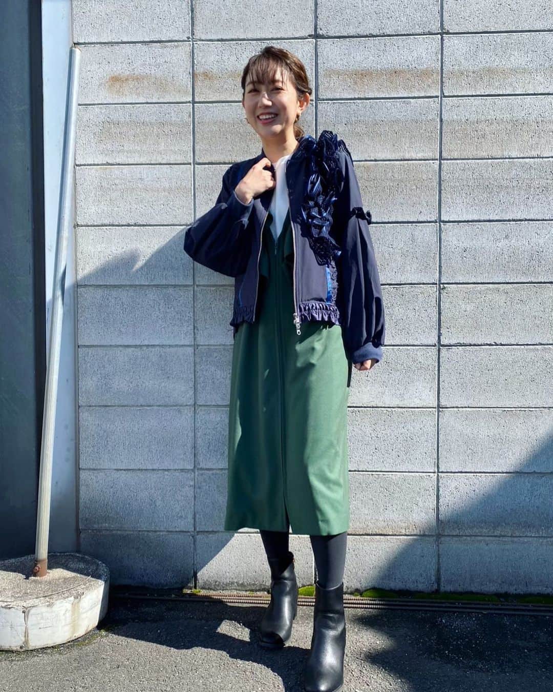 豊崎由里絵のインスタグラム：「. 明日4月21日（金）19:00〜 関西テレビ「ちまたのジョーシキちゃん」に出演します😍✨ なーんと！ 局アナ時代にぷいぷいで毎週お世話になった なるみさんと一緒にロケに行かせていただきましたーっ🥹❤️ まさか、こんな日がくるとは…🥹 TVer配信もありますので ぜひ！ご覧ください✨  そして！ 朝7:00〜8:30は TOKYO MX「堀潤モーニングFLAG」もありますので 東京の皆さんぜひご覧くださいねーっ🔥  写真はジョーシキちゃんロケの衣装🌷  ジャケット、ニット、ジャンパースカート @verofonna  スタイリスト chie oshitani @stylist_franc」