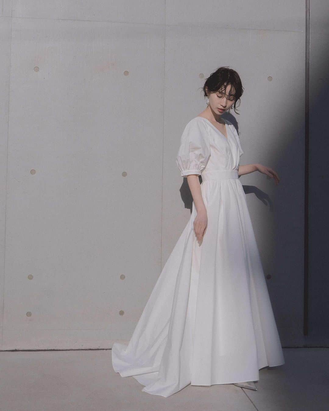 のインスタグラム：「- re stock -  Taffeta cache couture dress color : white size : 34 / 36 / 38 model : 160cm ( size36 )  #kaene #wedding  #weddingdress #二次会ドレス  #フォトウェディング」