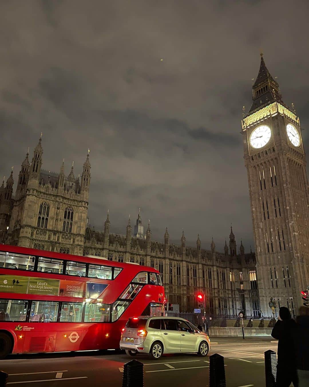 新田朝子さんのインスタグラム写真 - (新田朝子Instagram)「Evening to night view of London.  夜の便だったから眠すぎて早く寝たら 時差ボケで目覚めたので投稿。寝ないと🤑🤑  #ロンドン #イギリス #ロンドン旅行 #イギリス旅行 #ヨーロッパ #ヨーロッパ旅行 #夜景 #振り返り投稿 #思い出投稿   #london #uk #england #londontrip #uktravel #europe #travelgram #travelphotography」4月20日 7時31分 - asako.nitta