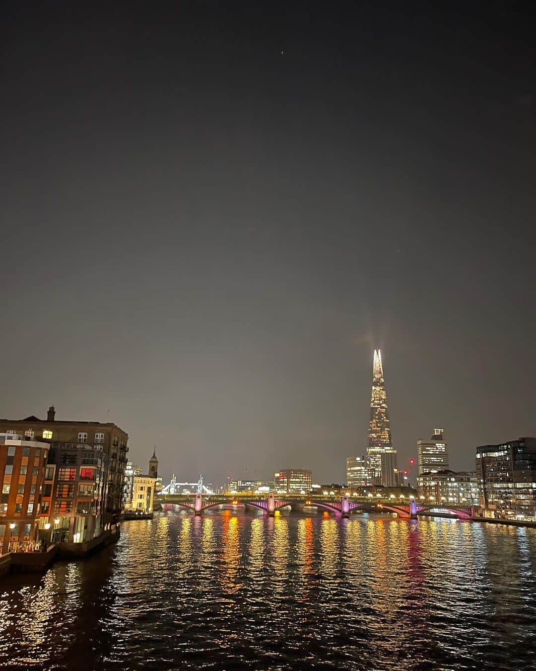 新田朝子のインスタグラム：「Evening to night view of London.  夜の便だったから眠すぎて早く寝たら 時差ボケで目覚めたので投稿。寝ないと🤑🤑  #ロンドン #イギリス #ロンドン旅行 #イギリス旅行 #ヨーロッパ #ヨーロッパ旅行 #夜景 #振り返り投稿 #思い出投稿   #london #uk #england #londontrip #uktravel #europe #travelgram #travelphotography」