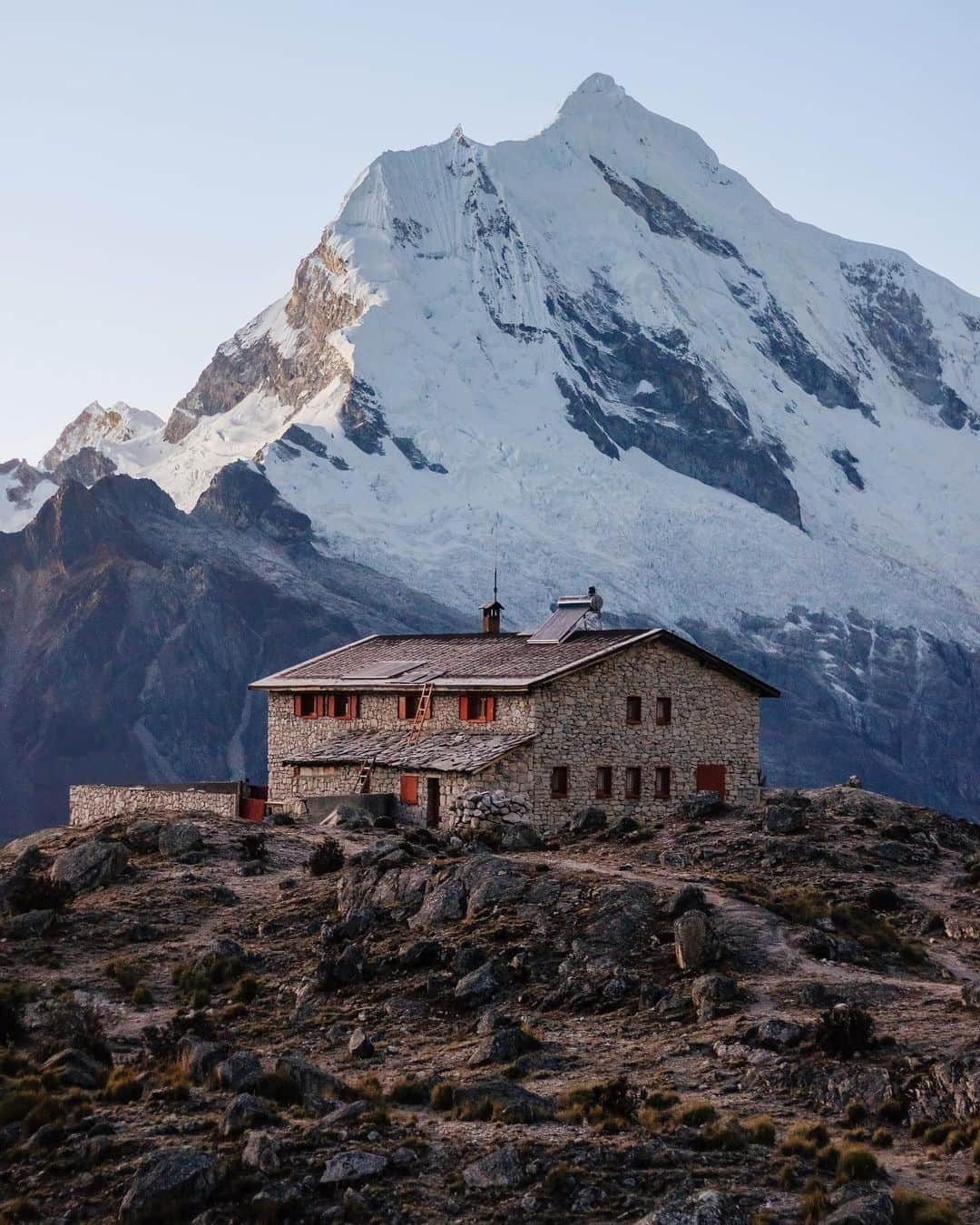 Alex Strohlさんのインスタグラム写真 - (Alex StrohlInstagram)「Refugio Peru — 4760m   One of the highest places where I slept in a bed and had a two course meal. I love a good night under the stars as much as anyone but I’ll always got out of my way to check out a new hut.」4月20日 7時31分 - alexstrohl