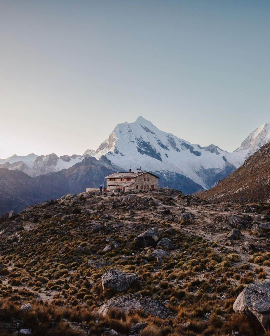 Alex Strohlさんのインスタグラム写真 - (Alex StrohlInstagram)「Refugio Peru — 4760m   One of the highest places where I slept in a bed and had a two course meal. I love a good night under the stars as much as anyone but I’ll always got out of my way to check out a new hut.」4月20日 7時31分 - alexstrohl