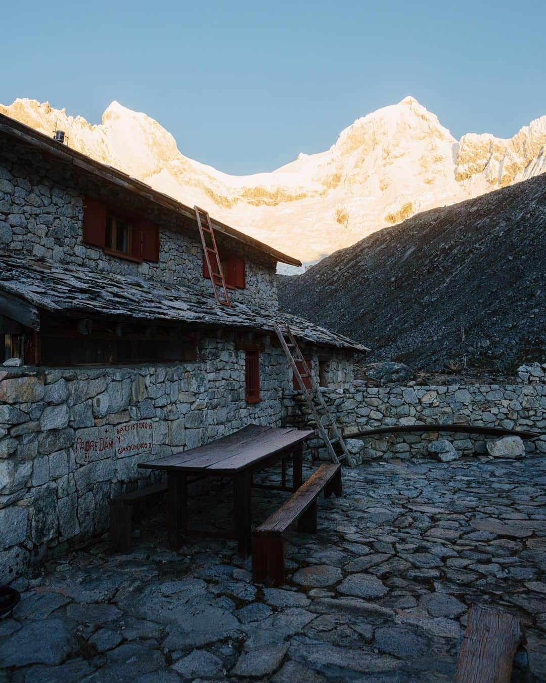 Alex Strohlさんのインスタグラム写真 - (Alex StrohlInstagram)「Refugio Peru — 4760m   One of the highest places where I slept in a bed and had a two course meal. I love a good night under the stars as much as anyone but I’ll always got out of my way to check out a new hut.」4月20日 7時31分 - alexstrohl