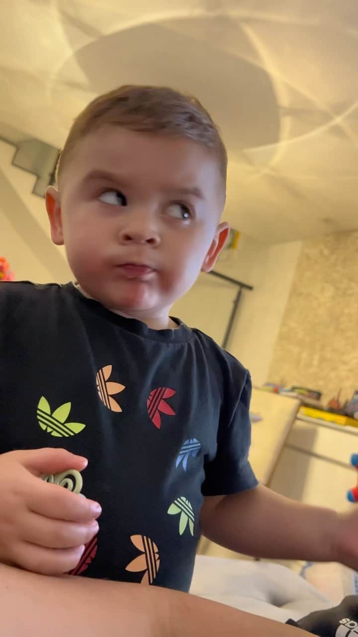 のインスタグラム：「Eu vi um vídeo e depois contei todos os detalhes pra minha mamãe e papai ! No final eu pedi uma ajudinha pro meu pai hahahahahahahaha  #baby #babyboy #kids」