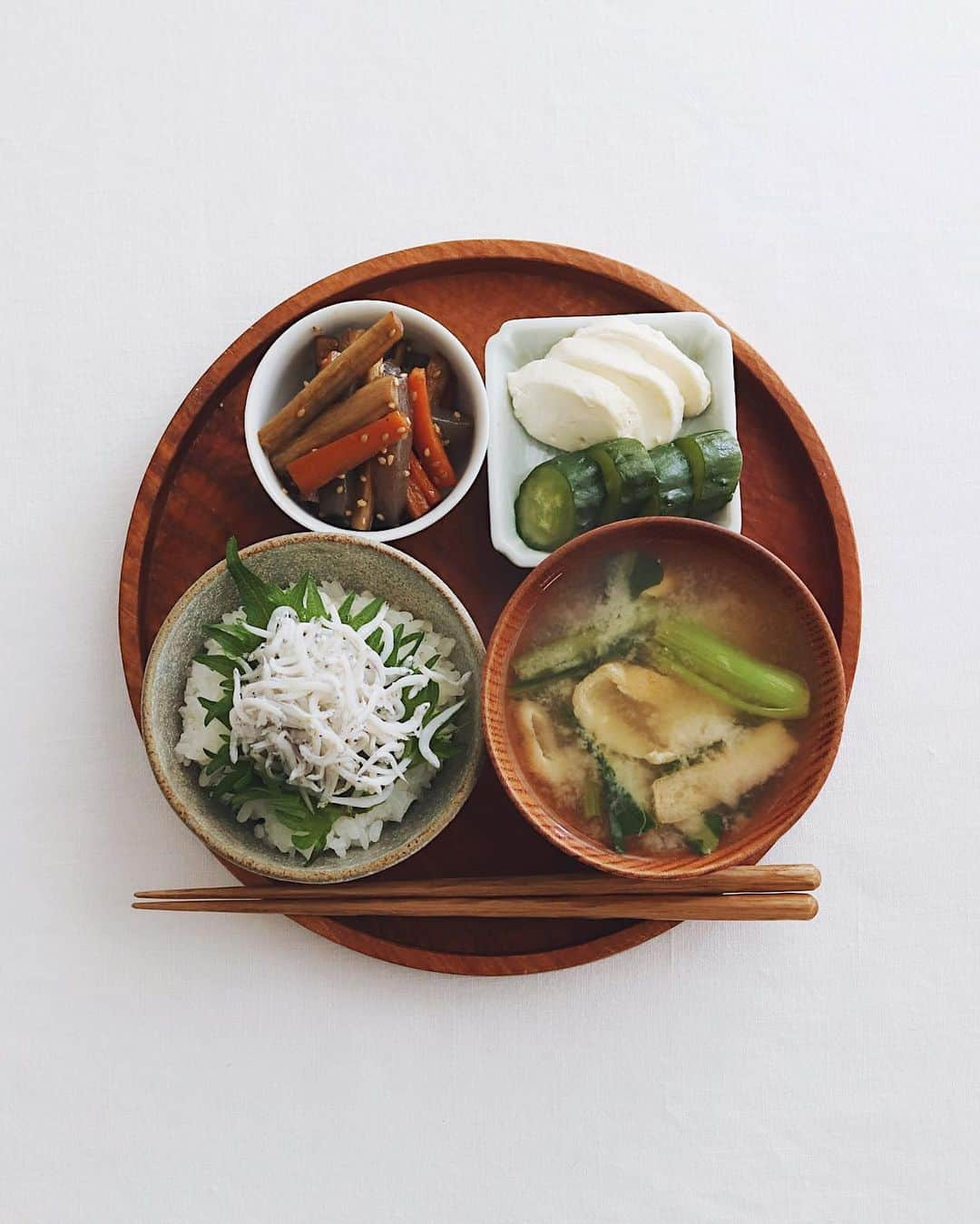 樋口正樹のインスタグラム：「Today's breakfast 🍚 . 今朝はしらすのせご飯、 太めのきんぴらごぼう、 小松菜と揚げの味噌汁、 きゅうりと別で漬けた モッツァレラぬか漬け。 . モッツァレラぬか漬け、 炊き立てご飯に合う〜！ . . #朝ごはん #朝食 #しらすごはん #ぬか漬け #味噌汁 #モッツァレラのぬか漬け #japanesebreakfast」