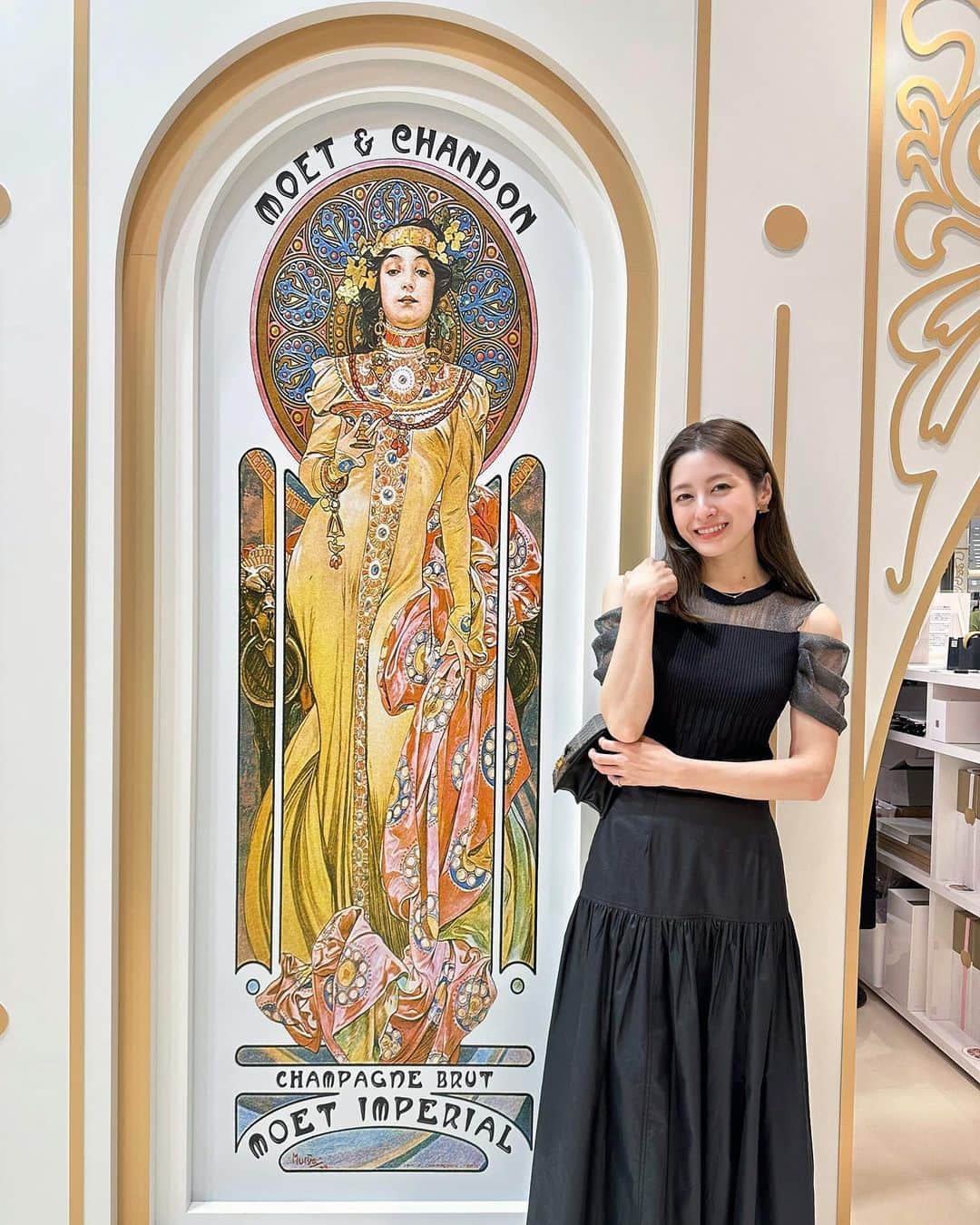 のインスタグラム：「. Moët & Chandon × Mucha POP UP STORE🥂  モエ・エ・シャンドン創業280周年を記念した限定ギフトボックスが大阪高島屋で先行販売されてるよ✨  デザインは20世紀初頭にアルフォンス・ミュシャが〈モエ・エ・シャンドン〉のために描き下ろしたポスター画を再現したイラスト2種類✨  どちらも素敵すぎる…🥹✨✨  それから普段はオンラインでしか購入できない、スペシャルボックスに名前やオリジナルメッセージをカスタマイズできる“カスタマイズ ステーション”も設置されているのでプレゼントにもかなりオススメです👏🥂  私はオリジナルメッセージのギフトボックスをお持ち帰り❤️ @moetchandon   📍大阪髙島屋1階 グッドショックプレイス 期間：2023年4月19日～ 2023年4月25日  #moetchandon #モエシャンドン #モエシャンドンギフトボックス #PR #DrinkResponsibly #大阪高島屋 #プレゼント」
