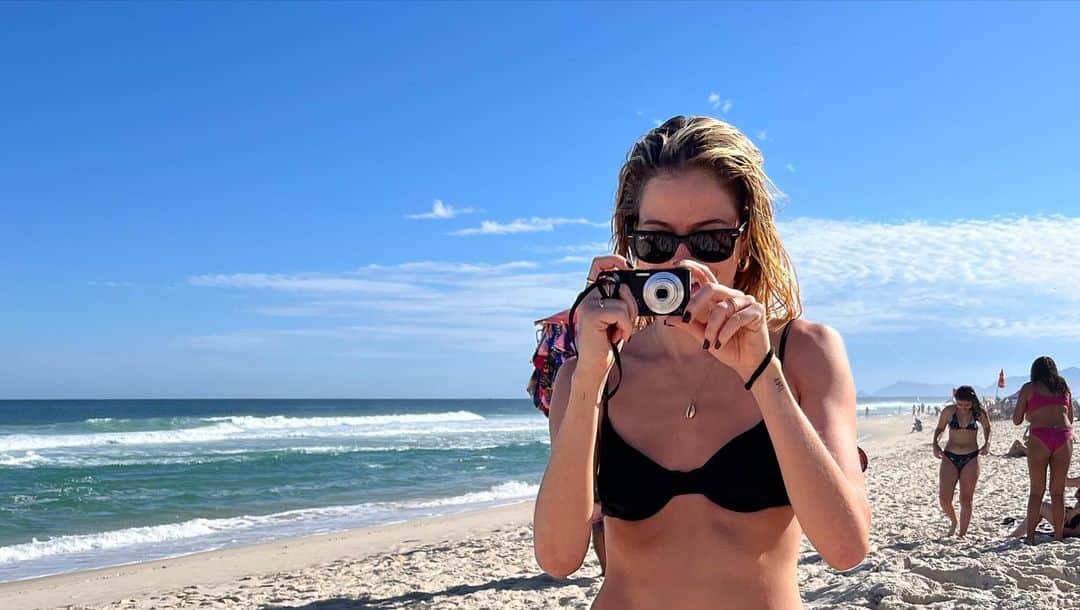 アガサ・モレイラのインスタグラム：「comprei uma cybershot e meus amigos que lutem agora pq to insuportável.. A última foto é uma clara homenagem à época do fotolog」