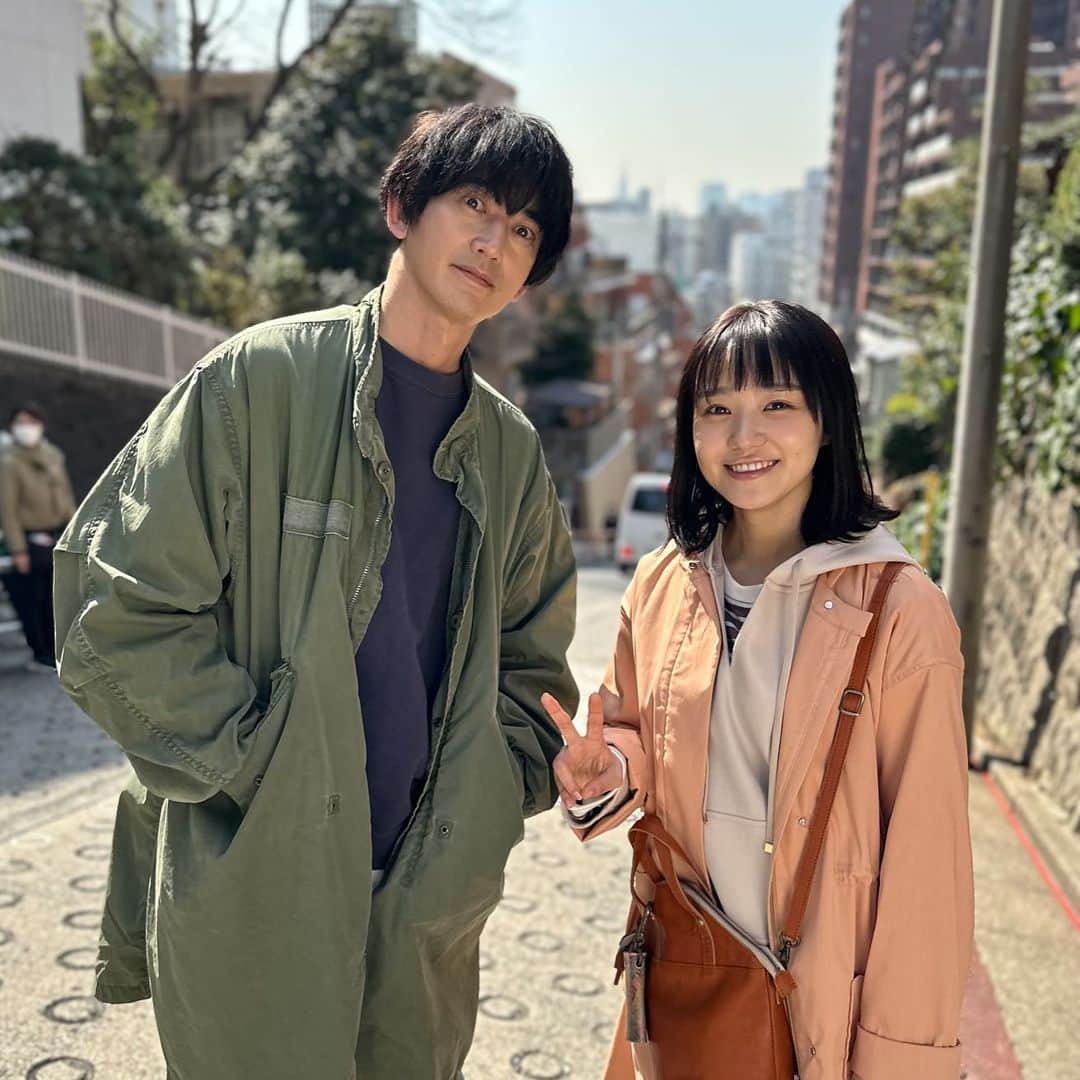 あなたがしてくれなくてものインスタグラム：「🫧オフショットをお届け🫧  第１話、買い物の帰り道でのシーン  急な坂道ですが  #奈緒 さんと #永山瑛太 さん カメラを見つけてこの笑顔📸  Twitterではメイキング映像を公開中❕  #あなたがしてくれなくても  📺 第１話見逃した方も もう一度見たいたい方も #TVer で無料配信中です☟ https://tver.jp/lp/episodes/ep1vk1pxjv」