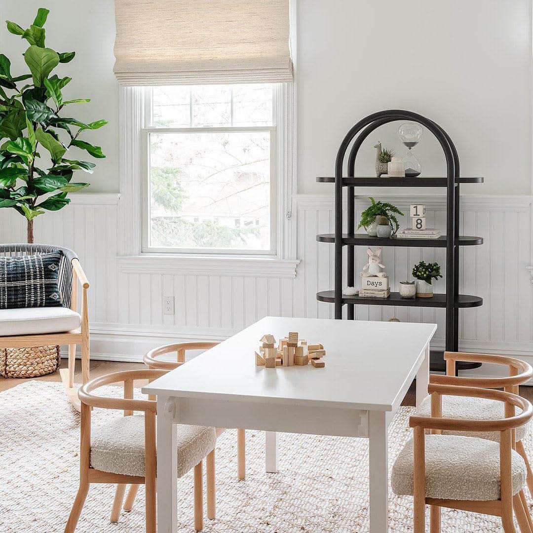ジャスミン・トゥークスのインスタグラム：「Does your living room look more like a playroom? So did this one...before its @coletteinteriors makeover. (Swipe to see the "before.") The designer used neutral colors, plenty of stealth storage and chic silhouettes to transform this family space into something the kids AND the grown-ups could love.   📷: @lindapordonphotography」
