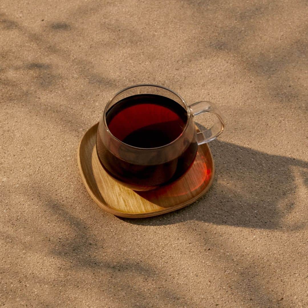 Blue Bottle Coffeeのインスタグラム：「We’ve partnered with the family-owned estate Rivense for 10 years now. One sip of Costa Rica Chirripó Rivense Black Honey, and you’ll understand our devotion. Think: sweet complexity, delicate toffee-like flavors mingling with the dark richness of blackberry jam.⁠ ⁠ Delicious, yes. But we bring you this coffee today for another reason. Compared to traditional washed processing, the eco-mill and honey process (like Rivense uses) eliminate more than 70 liters of water per kilogram of coffee leaving the wet mill, according to estimates by the Specialty Coffee Association.⁠ ⁠ The result? Water retained in local sources, helping improve the water security of coffee communities. ⁠ ⁠ Order yours via the link in bio.」