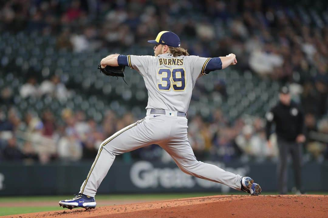 ミルウォーキー・ブルワーズさんのインスタグラム写真 - (ミルウォーキー・ブルワーズInstagram)「Broke out the brooms in Seattle!   #ThisIsMyCrew」4月20日 8時01分 - brewers