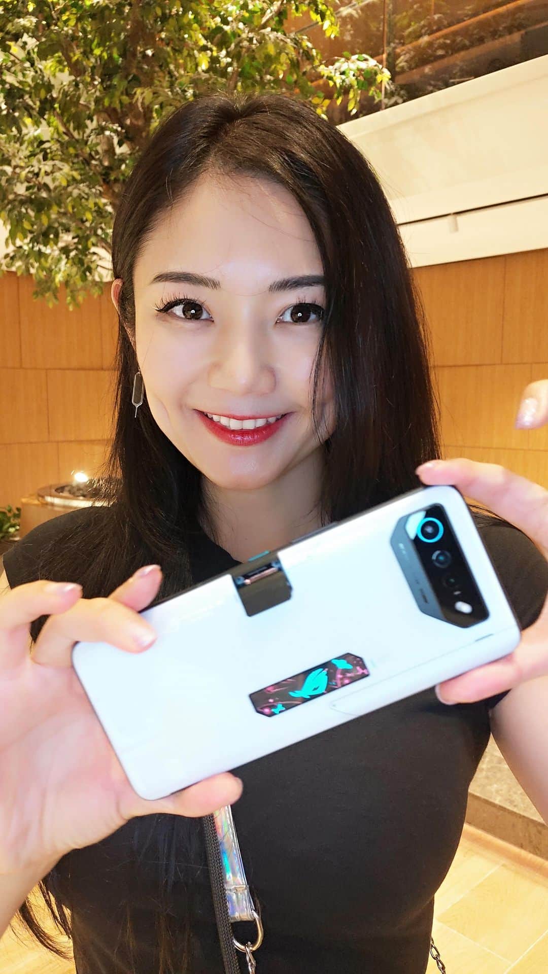 Ayanoのインスタグラム：「The ROG Phone 7 Ultimate has a hidden door that helps blow cool air directly into the phone🚪👀🌬 @asus @asusrog #ROGPhone7 #ROGPhone7Ultimate」