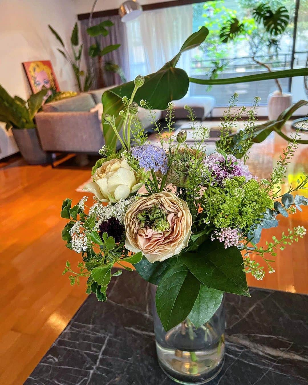 奈保のインスタグラム：「尊敬する方からお花をいただいて より一層気が良くなった我が家🏠🤍 . . Birthday week👸✨ #birthday#誕生日#花のある暮らし#観葉植物」