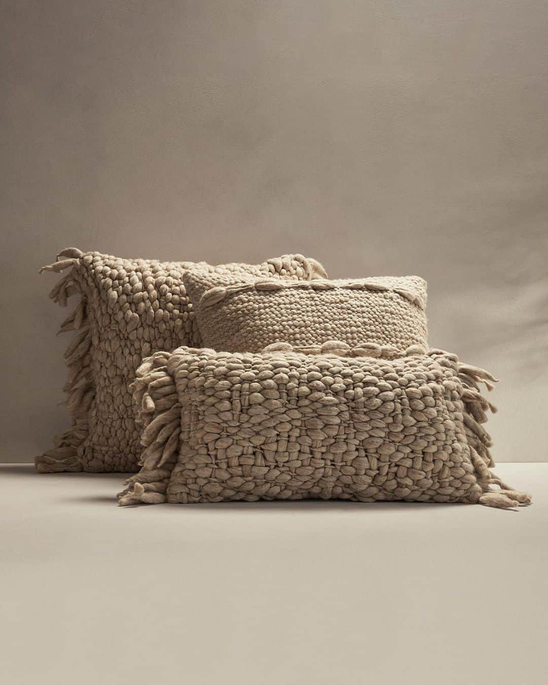 Banana Republic さんのインスタグラム写真 - (Banana Republic Instagram)「Our new merino pillows are carded and woven by hand to create spectacular dimension —no two pieces are exactly alike. #BRHome」4月20日 8時15分 - bananarepublic