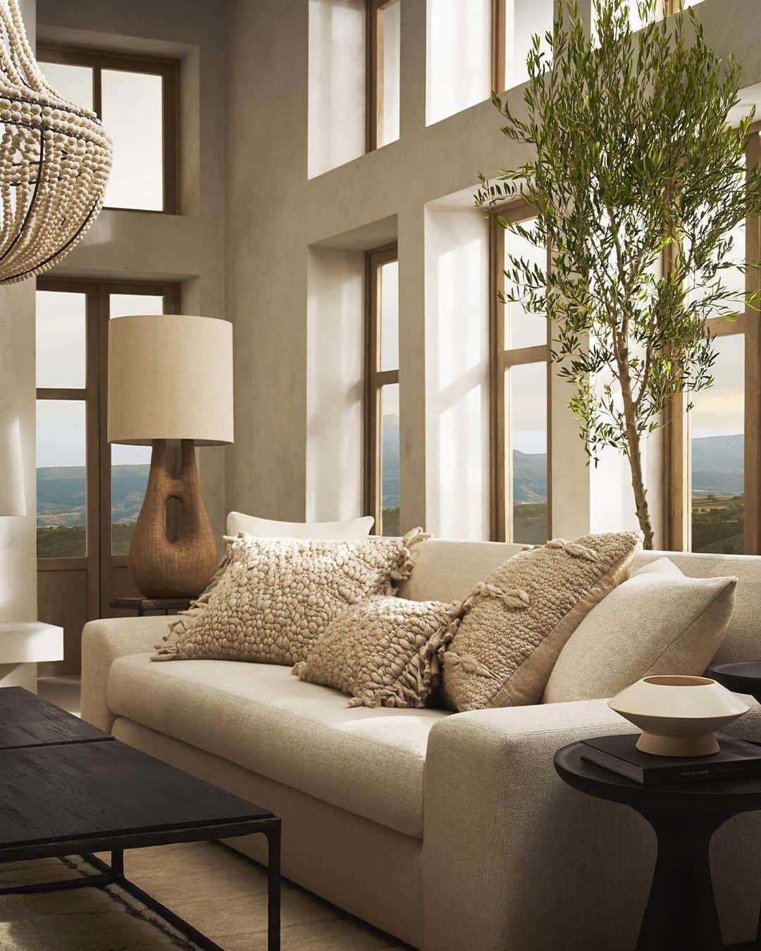 Banana Republic のインスタグラム：「Our new merino pillows are carded and woven by hand to create spectacular dimension —no two pieces are exactly alike. #BRHome」