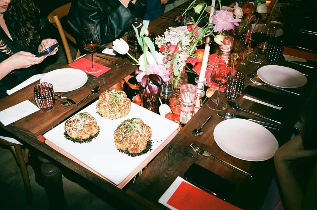 カーリー・クロスさんのインスタグラム写真 - (カーリー・クロスInstagram)「dinner is served 🫶 @esteelauder」4月20日 8時09分 - karliekloss