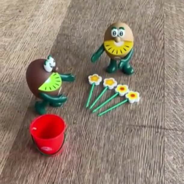 GLOWのインスタグラム：「明日21日まで！🥝🥝🥝 『ゼスプリ キウイブラザーズ フルーツピックセット』が付録の7月28日発売GLOW9月号の先行予約、4月21日（金）までとなっていますのでよろしくお願いいたします。  宝島チャンネル、ネット書店（アマゾン、セブンネットショッピング、HMVほか）にて予約受付中。サイトにアクセスして予約してください。  動画ぼんやりぎみですみません！ 組み立て式ってどういうことかしら？　という方のご参考まで。  #ゼスプリ　#キウイブラザーズ　#付録　#先行予約　#glow9月号　#7月28日発売 @zespri_jp  編集か」
