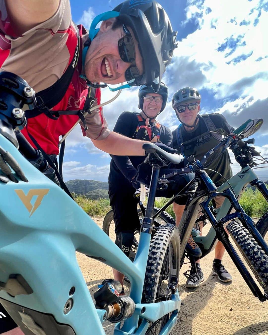 のインスタグラム：「Epic morning shreddin’ the gnar🤙. That overgrown shrubbery better watch out! @yt_industries @rhysmillenracing @samuel_hubinette」