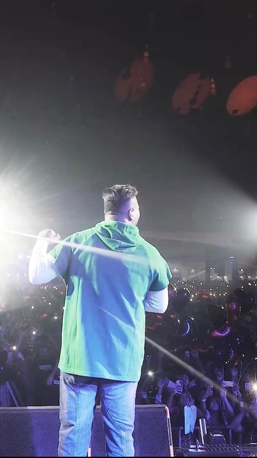 Sorriso Marotoのインスタグラム：「Direto da última edição do @sorrisoasantigas, pra avisar que faltam só 10 dias Manaus!!!🔥🤩  Vocês estão prontos pra cantar todas as antigas na Arena Amazônia?   Corre pra garantir os últimos ingressos, turma! 🧡」