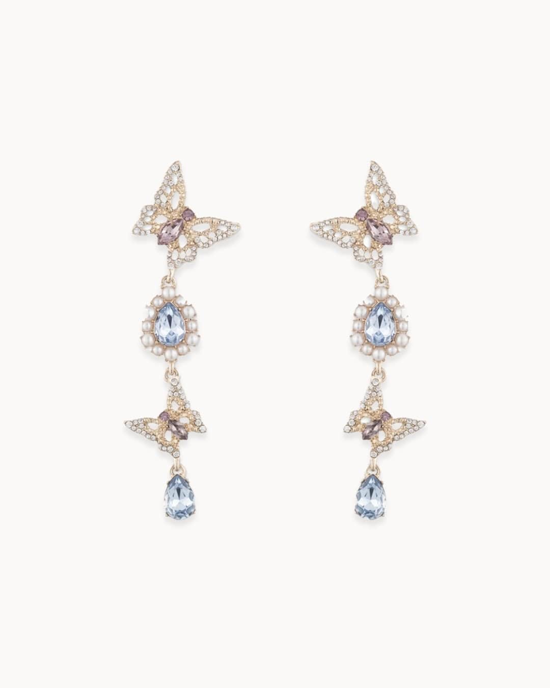 Marchesaさんのインスタグラム写真 - (MarchesaInstagram)「A statement of gems, the Butterfly Linear Earring features crystal-embellished butterflies accompanied by sky-blue teardrop stones outlined in faux pearls. ⁠ ⁠ Discover the #MarchesaJewelry at the link in bio.」4月20日 8時25分 - marchesafashion