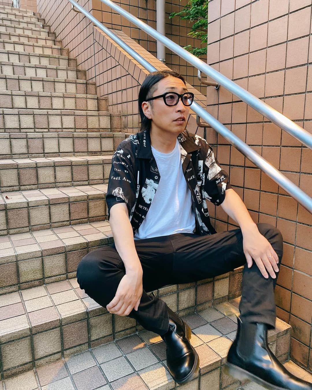 ゆってぃのインスタグラム：「❓❓❓  番組で、呂布カルマさんみたいな写真を用意して下さい。と言われ「？」と思いながらも撮った、ただのしもべ写真。  ①ストレッチの仕方聞いてるしもべ ②信号の向こうに見た事ある芸能人見つけたしもべ ③武藤の足4の字TVで見ながら何が痛いか確かめるしもべ ④飲み会終わり間際のしもべ  呂布さんぽいってまずなんだ！！  #ゆってぃ #ワカチコ #人力舎 #しもべ #呂布カルマ さん」