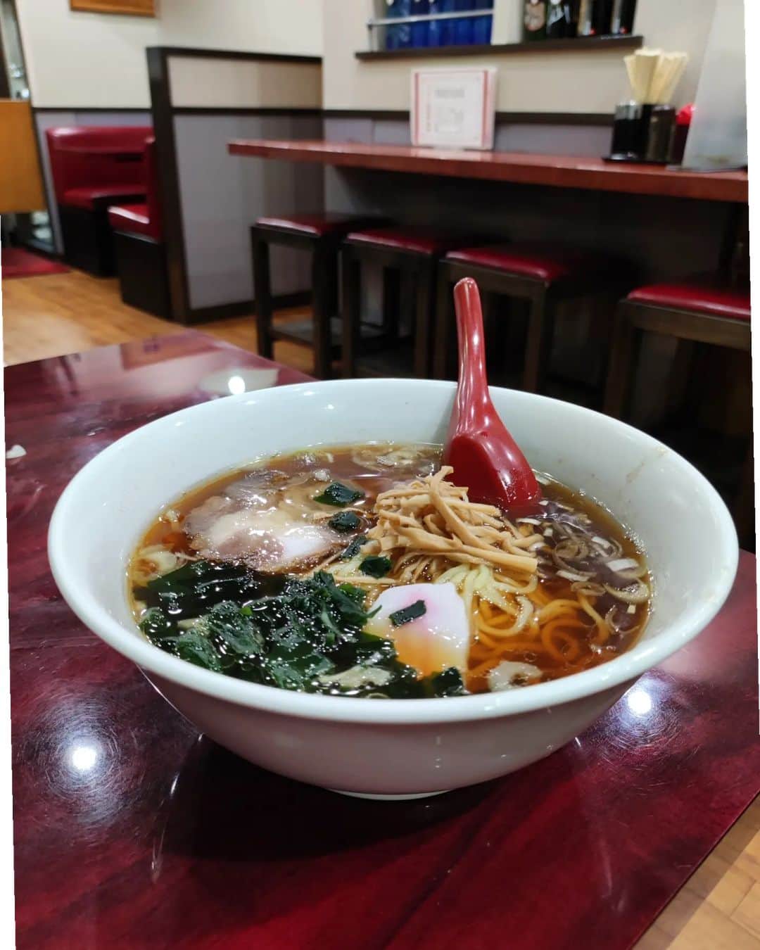 つけMen野郎のインスタグラム：「ラーメン ラーメン亭 すぎ田 門仲の永代橋通りにあってちょっと気になってたラーメン亭すぎ田。呑める町中華スタイル。ビールは赤星完備。ちょいつまみした後に〆ラーメン。オールディーなラーメンで、スープはじわ甘。麺を啜ると仄かに生姜を感じてうまい。好きだなぁ。つまみメニューが豊富なことと、朝まで営業しているとのことではしご呑みに最高と思われる。また来よ。」