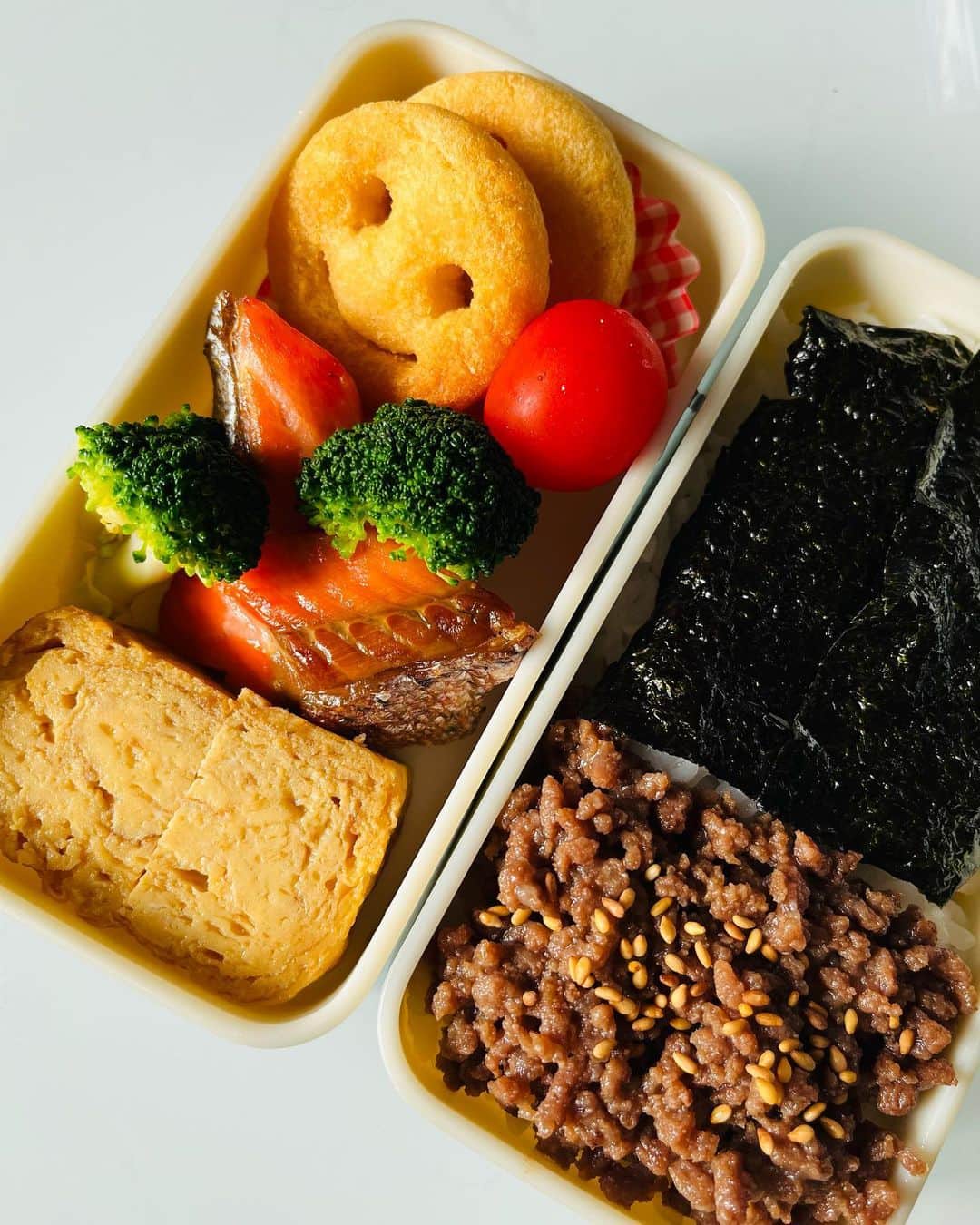 のインスタグラム：「歪なたまご焼き弁当^ ^ 子供達が幼稚園のころに良く買っていたポテトを🍟 久しぶりに、、、  懐かしい^ ^  玉子焼きが歪な形になった原因ではないけれど、、、 昨晩、不気味なことが自宅前で起こって警察に相談しようか、しまいか迷っていて…🥲 東京の治安の良い地域なのに、、 皆さんも、想像もしないようなことが起きたりする世の中みたいなので気をつけてくださいね😢🥲😭  #中学生弁当 #高校生弁当」