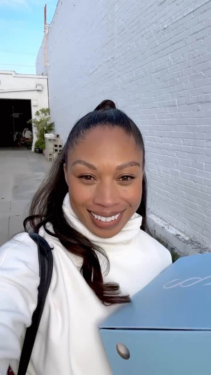 アリソン・フェリックスのインスタグラム：「Mom on set @bysaysh 👟」