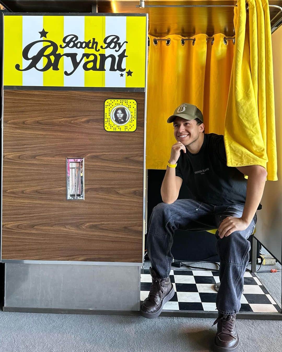 Bryant Eslavaのインスタグラム：「MY BOOTH IS AT THE SNAPCHAT PARTNER SUMMIT 2023 👻」