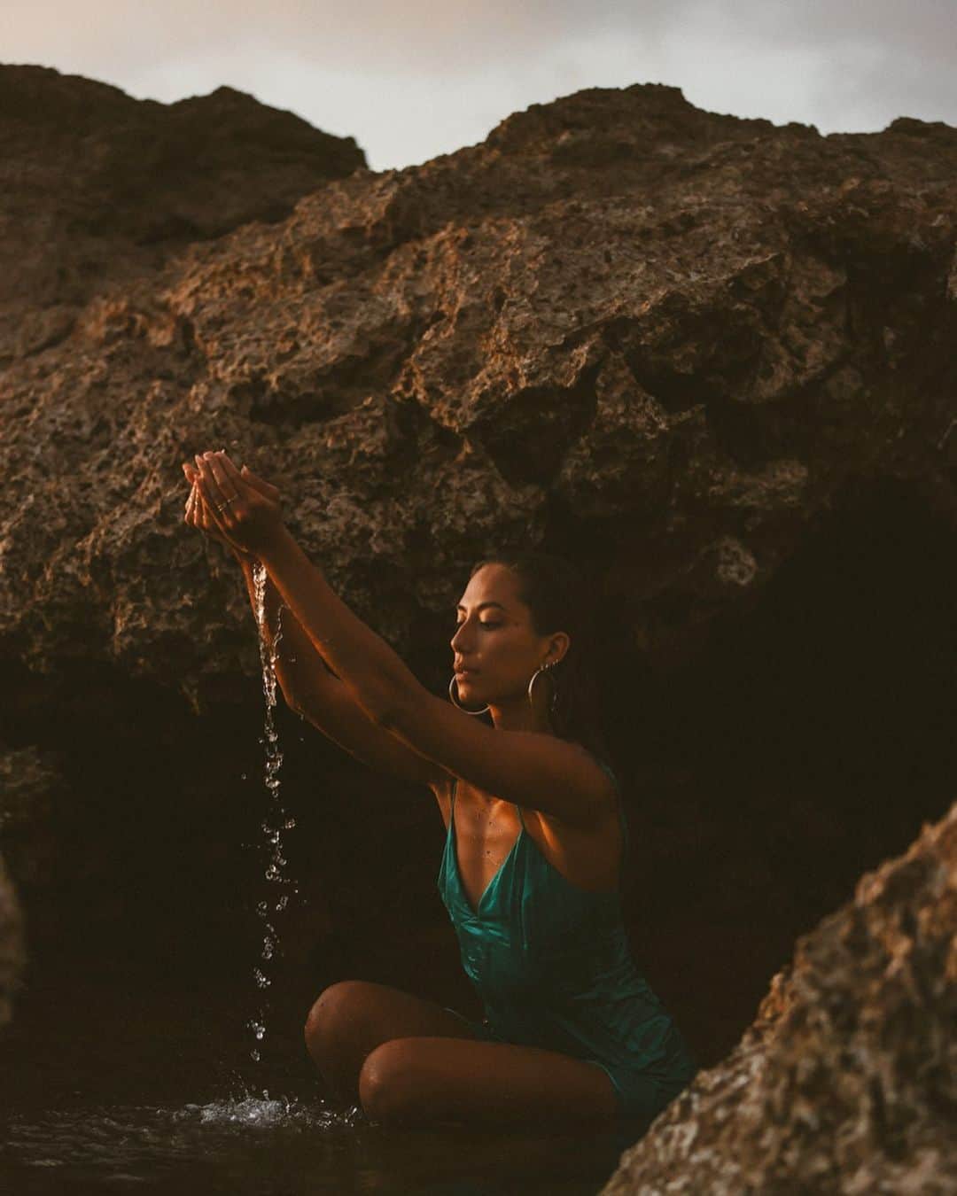 マリア・マーフィーのインスタグラム：「stay connected to the source💧 👗 @turquoiselane  👁️ @brooklynhawaii」