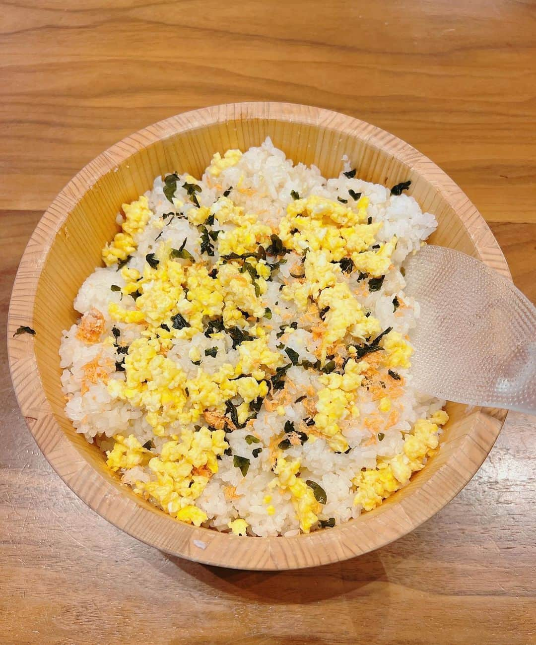 佐藤弥生さんのインスタグラム写真 - (佐藤弥生Instagram)「: 朝ごはんおにぎりいろいろ👩🏻‍🍳🍙 時間がない朝はおにぎりとお味噌汁に限ります🥢 お味噌汁は前日の夜に多めに作っておくだけ🙌 おにぎりの方にタンパク質を入れておけば栄養も⭕️ ご飯はだいたい白米:玄米2:1にしてます🍚 ・ ・ 🍙しらす×ワカメ 🍙炒り卵×鮭フレーク×ワカメ 🍙焼鮭 🍙ベーコン×フライドにんにく×のり×コンソメの素 🍙鰹節×アンチョビ醤油 🍙そぼろふりかけ(今半さんのがめっちゃ美味しくておすすめ) ・ 韓国のりとか粉チーズを入れてもバリエーションが増えますよ✨ ・ この桶？飯台がとても使える💓さすがご飯を混ぜる道具だなって思うくらい使いやすい！ ちらし寿司の時だけ、引っ張り出してくるには勿体なさすぎる！ 冷凍おにぎりチンして熱すぎて握れないってことがあるんだけど、すぐちょうどいい温度に♡ 一度にたくさんの混ぜご飯ができて重宝しております🍚 何よりもちゃんと作った気になれる🤭 ・  4人家族で子ども８歳と５歳で24cm×6.5cmの2合用がちょうどいいです。 子どもが食べ盛りになったらもう少し大きい方がいいかな🤔 ・ そしてこのしゃもじ！ "マーナ (marna) 極しゃもじ プレミアム "もいい💓 濡らしたりしなくても、とにかくご飯がくっつかない！ これ使い出してもう他の使えないくらい♡ ・ 朝ごはんおにぎりとアイテムのおすすめでした💓 ・ #おにぎり #朝ごはん #飯台 #しゃもじ #朝時短」4月20日 8時29分 - sato__yayoi