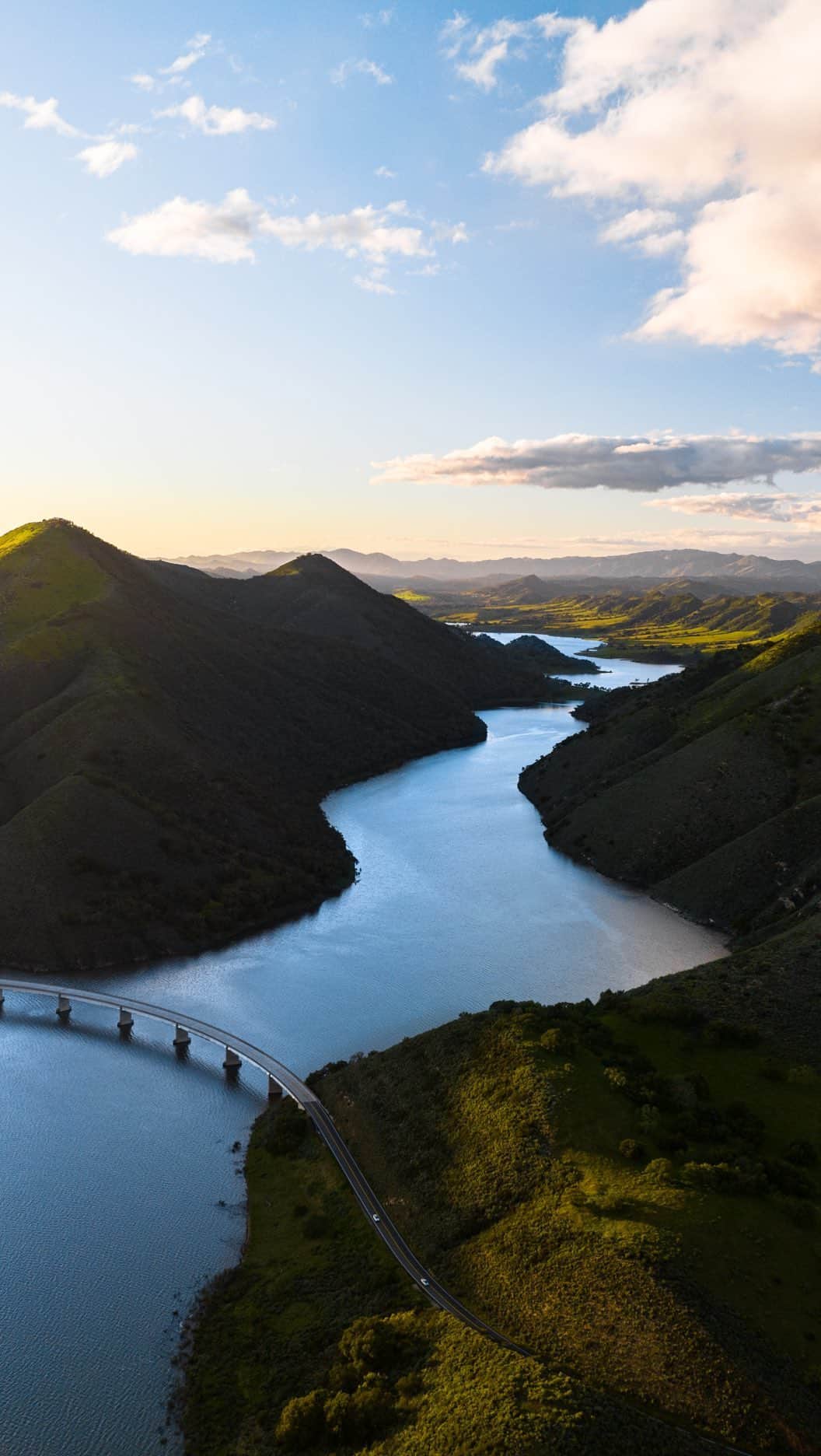 クリス・バーカードのインスタグラム：「Over the last 30 years, I’ve driven past the Twitchell Reservoir countless times and I can safely say I’ve never seen it so lush and green.  Constructed in the late 1950s to provide flood protection for the Santa Maria Valley, it held little to no water because of California’s ongoing drought. But after significant rainfall this year, the reservoir is almost unrecognizable & home to a bald eagle - the body of water presenting a dramatic change in hunting grounds for the bird of prey.」