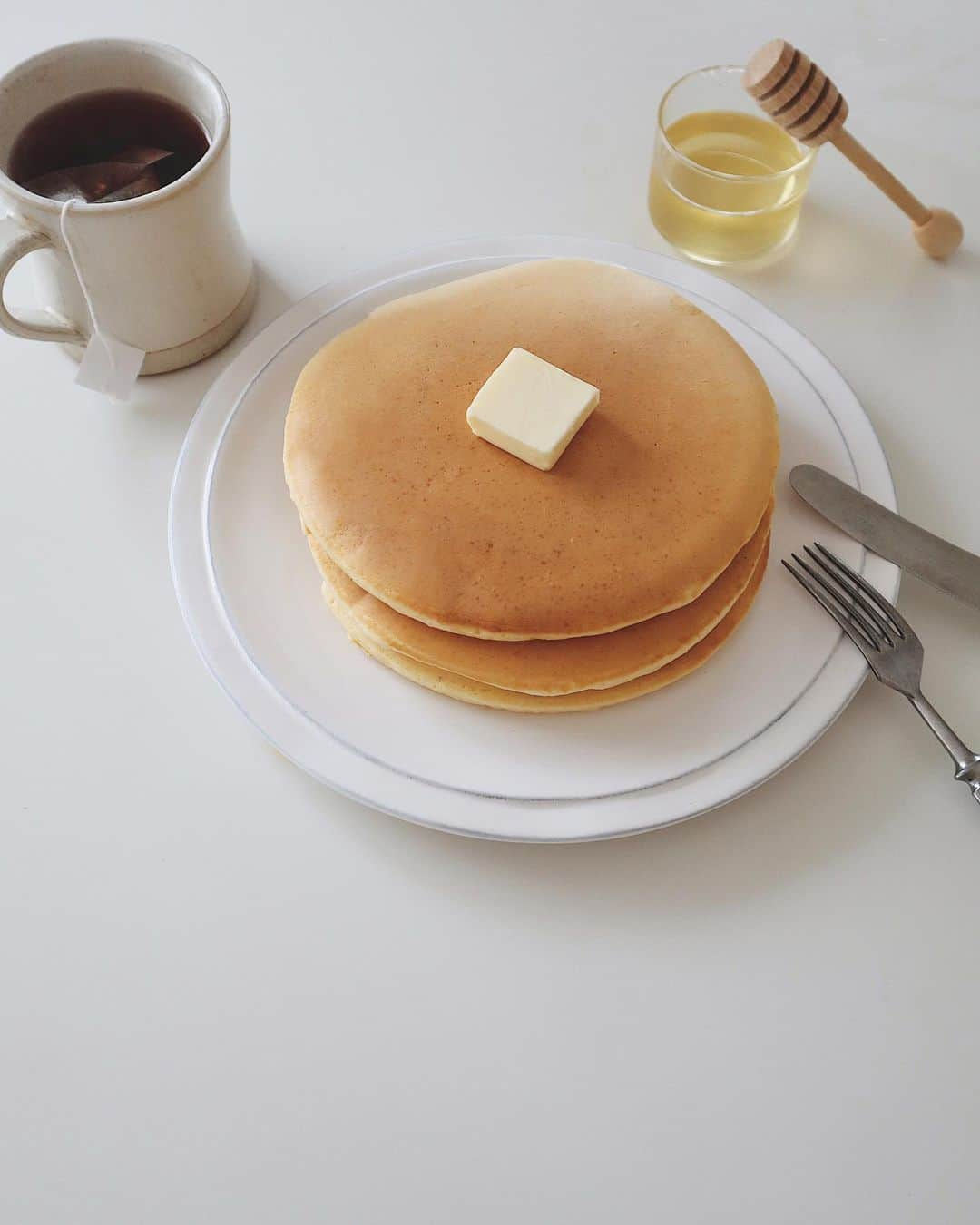 さんのインスタグラム写真 - (Instagram)「・ たまーに食べたくなる素朴なホットケーキ🥞🍴  #petitdejeuner #breakfast #akahanitable #pancakes #ホットケーキ #朝ごはん #朝ごパン」4月20日 8時31分 - natsukoakahani