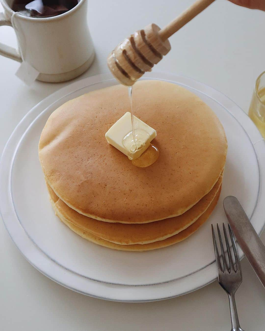 さんのインスタグラム写真 - (Instagram)「・ たまーに食べたくなる素朴なホットケーキ🥞🍴  #petitdejeuner #breakfast #akahanitable #pancakes #ホットケーキ #朝ごはん #朝ごパン」4月20日 8時31分 - natsukoakahani