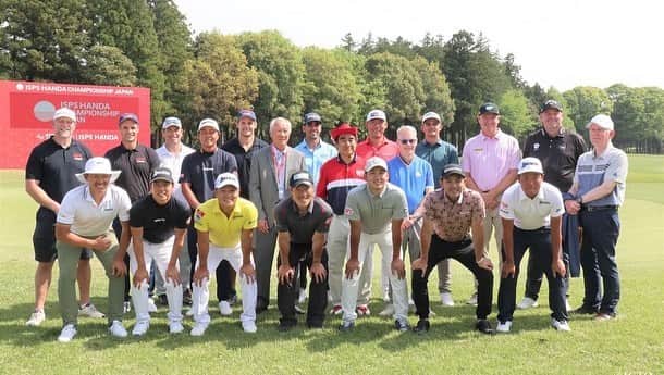  JGTO 男子プロゴルフツアーさんのインスタグラム写真 - ( JGTO 男子プロゴルフツアーInstagram)「史上初の欧州と日本共催大会を主催する「国際スポーツ振興協会（ISPS）」は、世界中のスポーツ変革の促進するために、2006年に設立。 「チャリティーを進化させ、スポーツの力で社会をよりよく」との理念のもと、ゴルフと障がい者ゴルフのほか、アーチェリー、ボウリング、ボクシング、サッカー、ポロ、ボート、ラグビー、水泳など、数々のスポーツイベントを支援しています。 この理念に賛同した世界中のプロゴルファーたちも、ISPSの活動を支援、国内外に多くのアンバサダーを抱えます。   開幕前日には、半田晴久会長を囲んでみな集結。 大会に向けて、ホストプロの気持ちを高めました！😊 https://www.jgto.org/news/31258   @isps_handa  @dpworldtour  #jgto #golftournament #男子ゴルフ #ispshanda欧州日本どっちが勝つかトーナメント #pgm石岡ゴルフクラブ」4月20日 8時35分 - japangolftour