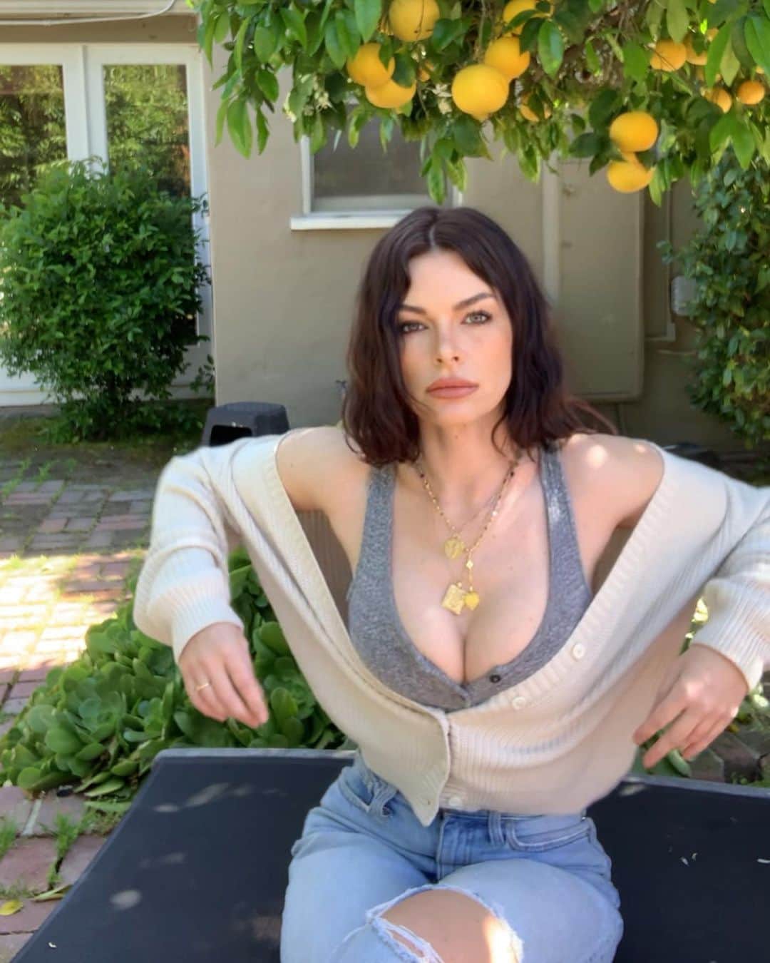 ケリー・オックスフォードのインスタグラム：「I think that house across the street from you, but not directly in front, the one to the left? That house is always the enemy I don’t know why this is factual goblin talk but it is…  *** also, the rains made the trees produce so many grapefruit and oranges if you want some let me know.」
