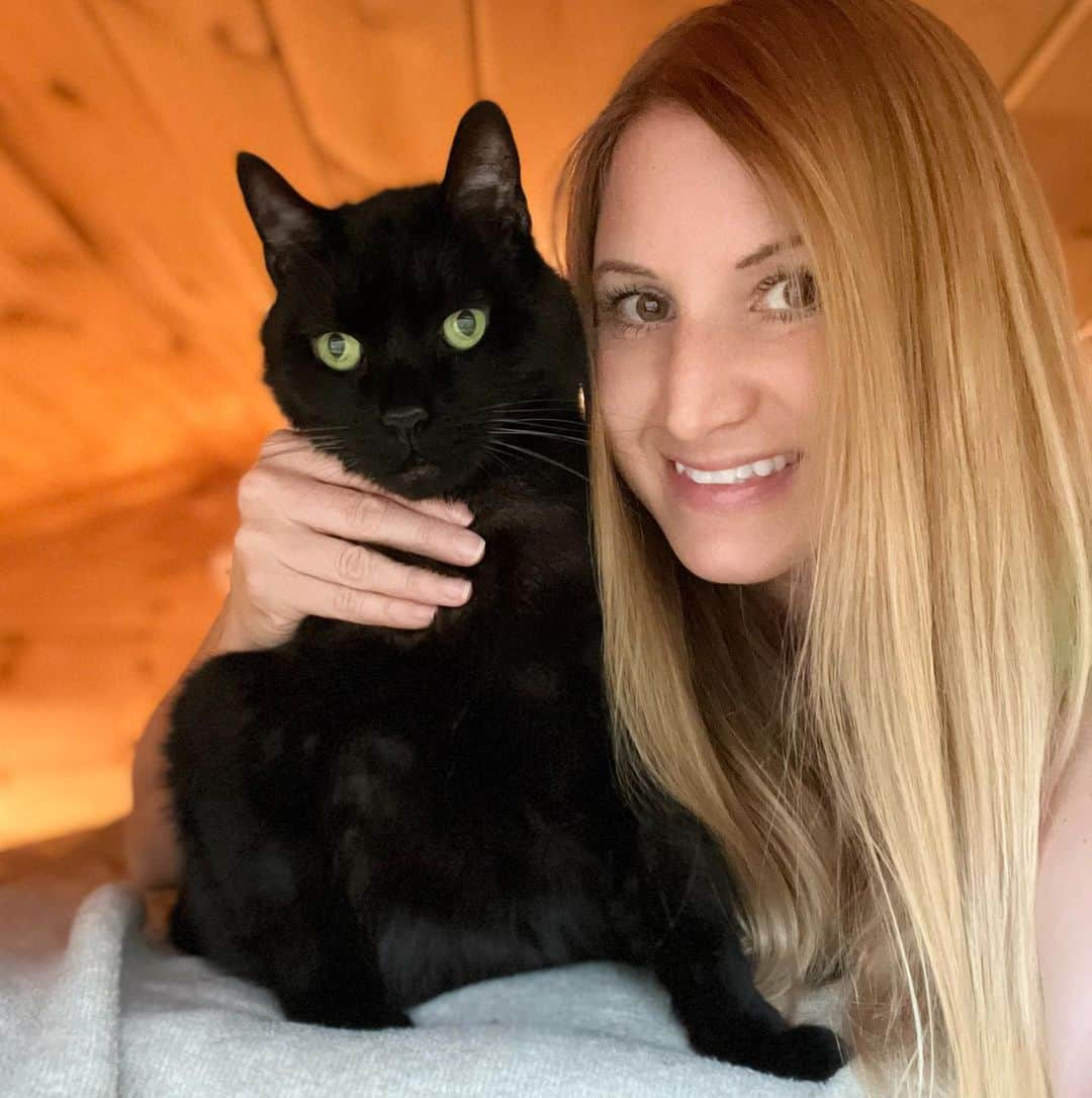 セルジオさんのインスタグラム写真 - (セルジオInstagram)「National cat lady day…. Now that’s a day we can get behind!!!!  Cheers to my fellow feline loving tribe! 🐾  Side note: I wish I had taken video to show how ridiculously difficult it was to get a picture with these two just now. They were not having it!  This was the best I could do. . . #nationalcatladyday #catmom #catladylife #myfurbabies #mykidshavefur #furbabies #mykidshavepaws #blackcatsofinstagram #catsofinstagram #catsofinsta #catsofig #igcats #igkitty #catsandwomen #vampirecat #bean #sweetbean #monkey🐒 #furfamily #rescuecats #whorescuedwho #whosavedwho #rescuedismyfavoritebreed」4月20日 8時50分 - monkandbean