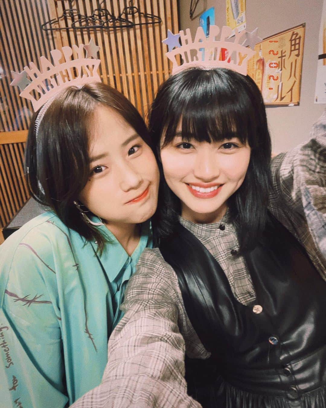 秋山ゆずきのインスタグラム：「. . 同じ事務所の同じ誕生日の瞳子ちゃん🎂💓  4/14生まれ 、、、 同じ誕生日って特別な気持ちが湧きます🌟  マネージャーさんが お祝いしてくれました🎂㊗️ いつも大切にしていただけて とっても幸せです☺️ 感謝の気持ちを返せるように頑張るぞ〜✨  瞳子ちゃんが可愛い飾りと 可愛いメガネを用意してくれてたよ🥳 ありがとう💓  とっても楽しかった〜！  さて、今夜！！！深夜0:59から #日本統一関東編 2話放送です！ 私、出てきます🍀 ちょっと、、、だいぶ？恥ずかしいなぁと思ってたセリフを 大声で発してるはず。。。 見つけてね！笑  さらに、土曜日はイベントだ！  誕生日からの1週間 家族や友達、事務所の人達 そしてとっても久しぶりにファンの皆様に会えるの 最高に幸せです☺️  良き30歳門出です!!!  Happy振りまけるように 誰よりもHappy溜め込んでるので 土曜日のイベント楽しむ準備しておいてね🎈👯👯🎈  今夜0:59 日本テレビで会いましょう🫡  #誕生日 #誕生日ウィーク  #4月 #4月生まれ #日本統一 #日本統一シリーズ」