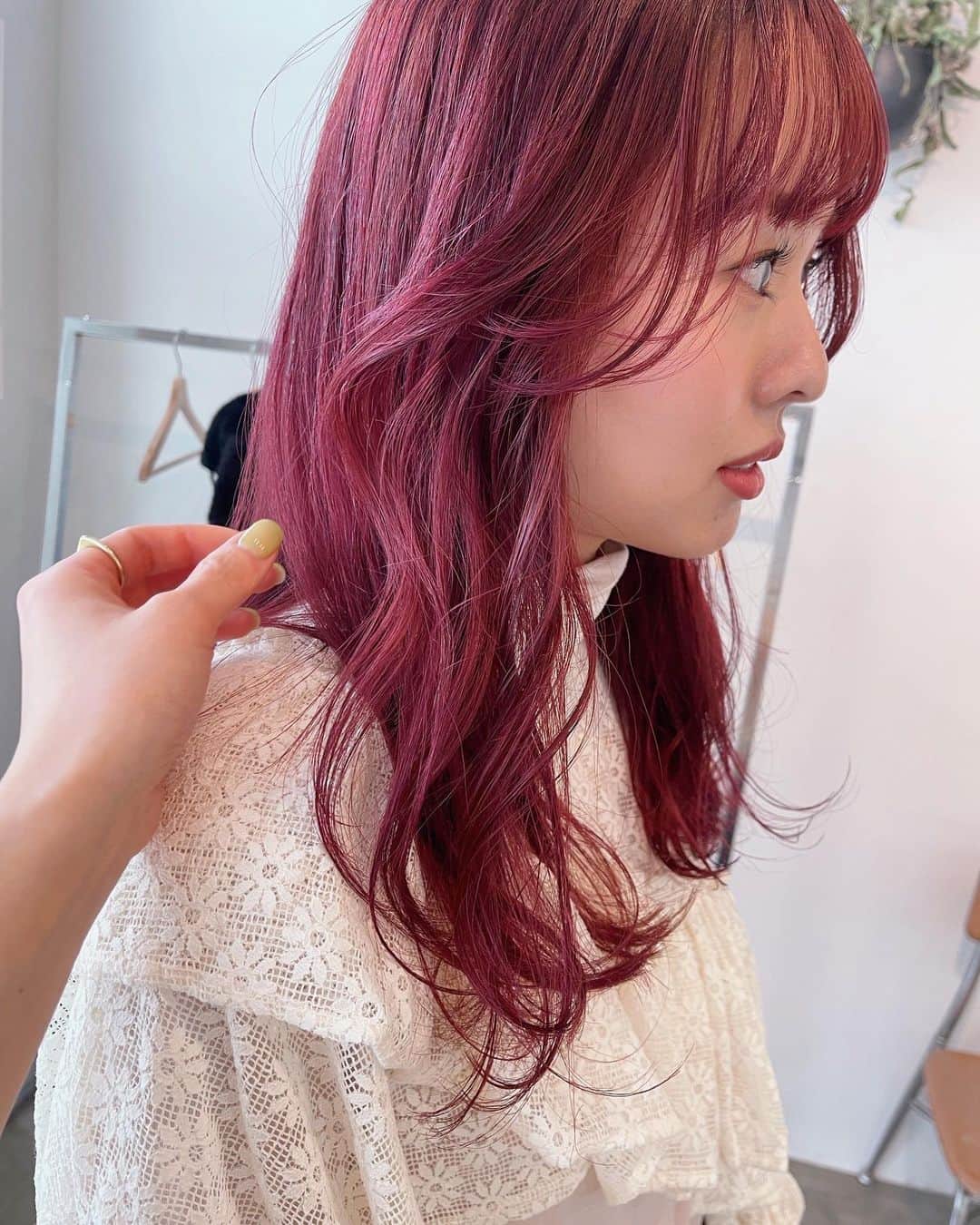 sakincho1028のインスタグラム：「pink🤍 顔まわりの揺れる毛。髪結んだ時もかわい〜🌼  #sakinchohair #hairarrange#hair#arrange#hairset#ヘアアレンジ#アレンジ#ヘアセット#豊橋#美容室#豊橋美容室#結婚式#ブライダル#ヘアメイク#メイク#花嫁#ヘアカラー#ピンクヘア#前髪」