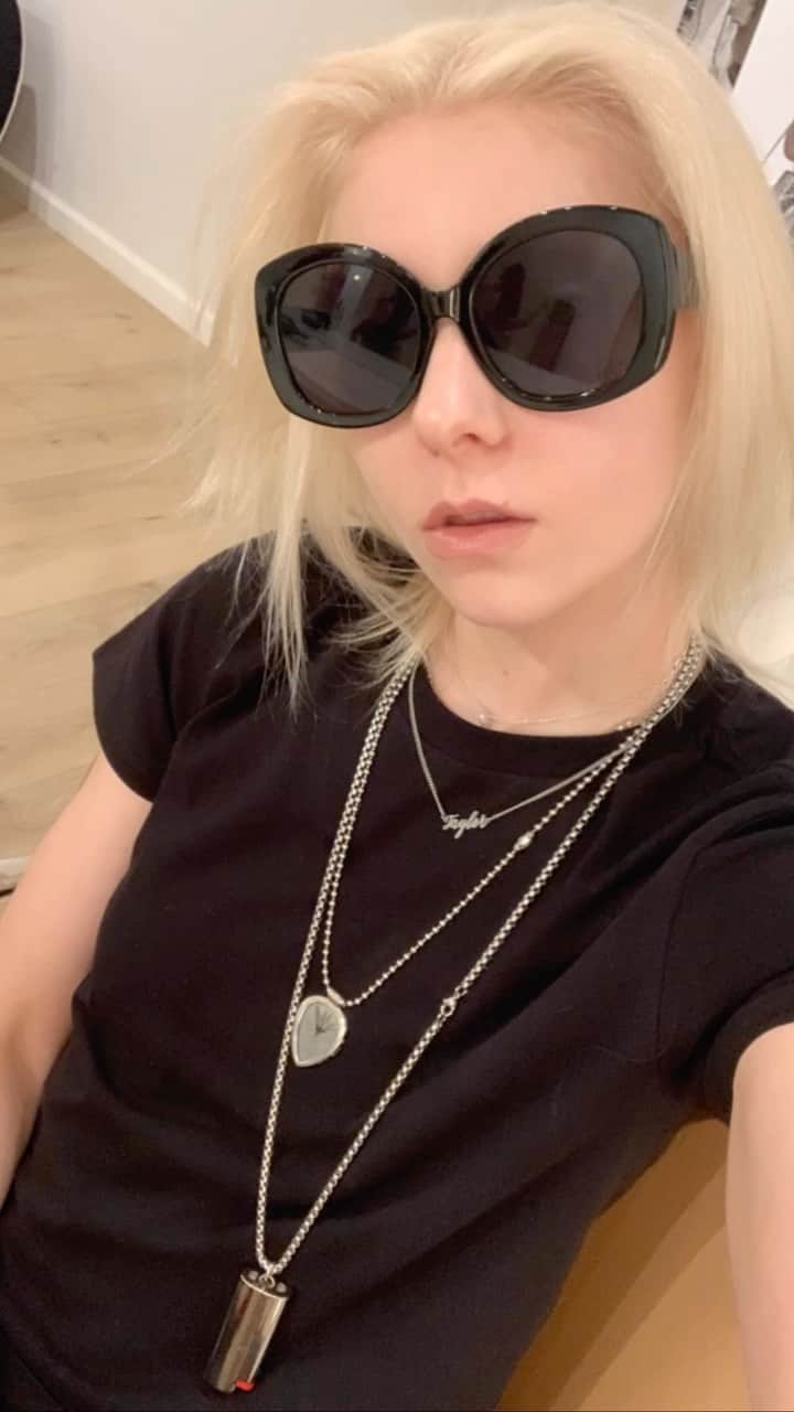 テイラー・モンセンのインスタグラム：「TAMPA!!! Getting ready for Amalie Arena this Friday for @98rocksthebay 🤘🤘🤘 it’s almost SOLD OUT so get tix NOW #deathbyrockandroll #goingtohell」