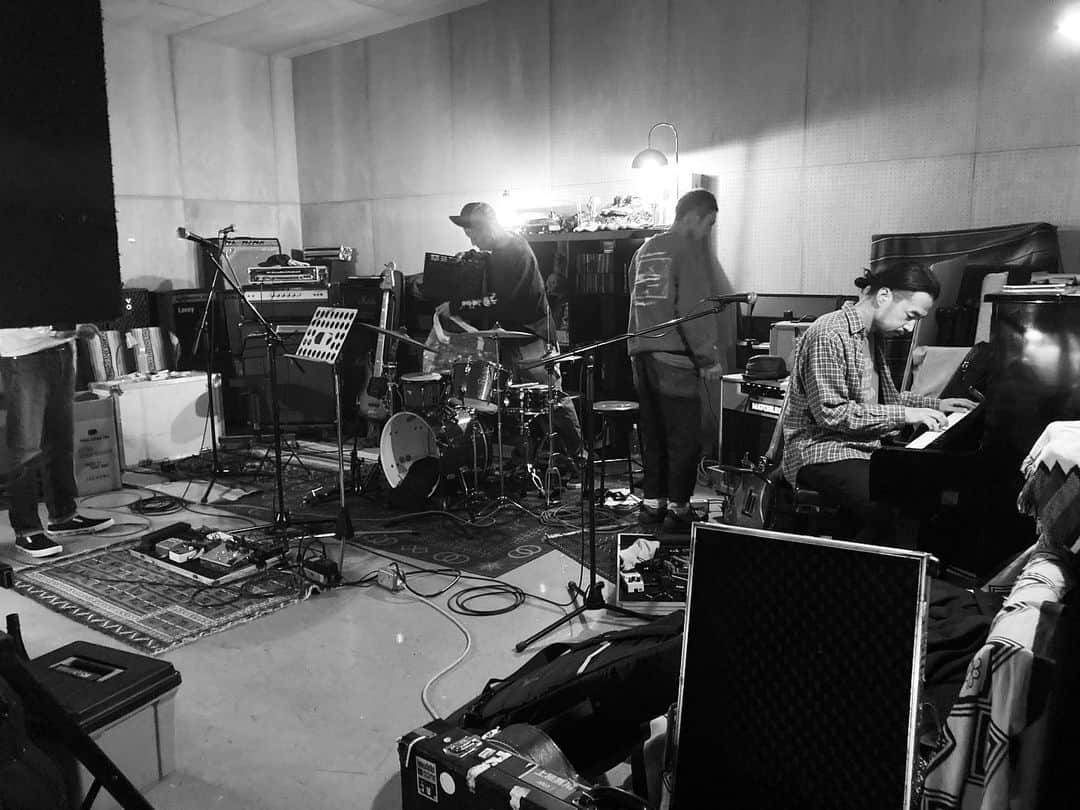 三宅洋平のインスタグラム：「RECに向けたスタジオワーク Day2  新しい曲たちに魂を吹き込み それらを身体にダウンロードする 修正や調整のアイデアを出し合い💡バンドのGrooveに昇華する   @inushiki2017」