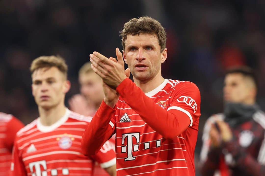 トーマス・ミュラーのインスタグラム：「Dear @fcbayern fans ♥️⚽️ thank you for your amazing support before during and after this intense CL knockout match.   #nichteffektivgenug #zerissenhabenwirunsschon #fussballistergebnissport #heutebinichtraurig #gutenachtwelt」