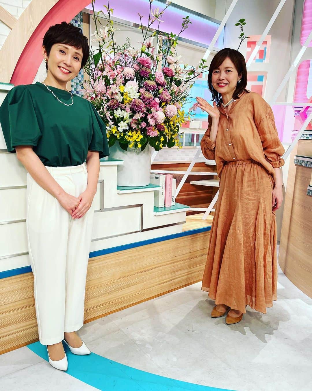 福岡放送「バリはやッ!」さんのインスタグラム写真 - (福岡放送「バリはやッ!」Instagram)「💐 #バリはや #スタジオ装花  💕若林アナウンサー💕 グリーンのトップスは袖にボリュームがあり、華やかな印象になります🌸 アクセントのネックレスもポイントです☺️  ✨️比奈子先生✨️ シャツとスカートのセットアップは、リネン素材で今からの季節に活躍しそうです🌼*･」4月20日 9時02分 - barihaya