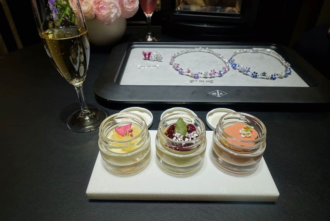 田中麻衣のインスタグラム：「いつかの　@vancleefarpels   最近ちょっと飲みたくて🍾 シャンパン頼んじゃう😅  相変わらずお酒は弱いので、たくさんは飲めませんが... すこしの量で満足。」