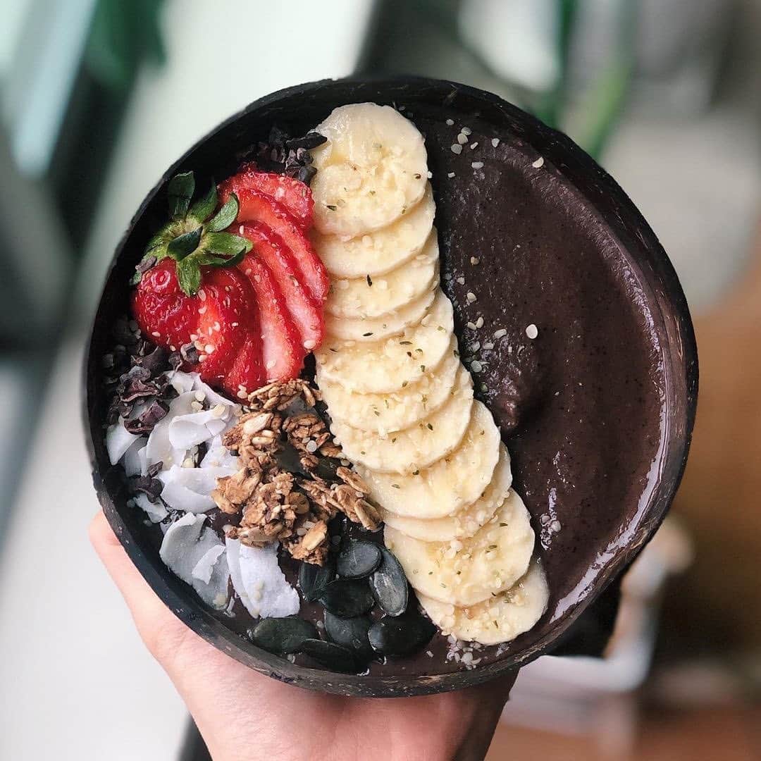 のインスタグラム：「おはようございます☀ 今日も一気に気温が上がりそうですね！  @neoppe さんの【Classic Acai Bowl】 のレシピをご紹介させて頂きます💜 是非お試しください😋  【Classic Acai Bowl】 とってもシンプルベーシックなアサイーボウル。 アサイーボウル１つでもお店によって全然味も甘さも食感も違くて、日本でおいしいアサイーボウルには未だ出会ったことないかも、、  アレンジしたい時はカカオ入れたり、ピーナッツバターいれたりするよー!  【Base】 冷凍アサイー　@sambazon_jp  冷凍バナナ　1本 冷凍ベリー　1/4cup ココナッツミルク　少々 ↑好きなミルクでok  【Topping】 バナナ いちご ココナッツ アーモンド パンプキンシード ヘンプシード　@hemp_foods_japan  グラノーラ　@purely_elizabeth  ↑何年も前からずーっと大好きなグラノーラ。 アイハーブで買えるようになったのが嬉しすぎる。  #アサイーボウル #オーガニック　#フェアトレード　#アサイー　#レシピ」