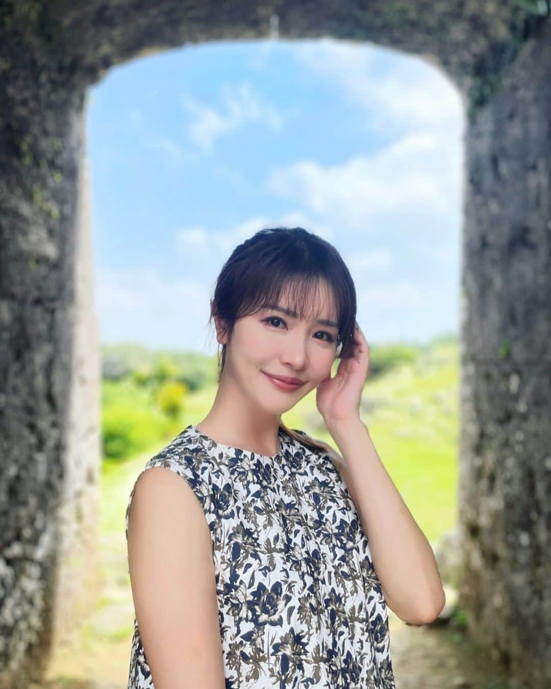 宇水遥佳さんのインスタグラム写真 - (宇水遥佳Instagram)「. 世界遺産である中城城跡へ🏯 珊瑚礁で作られたポコポコと穴が空いた 琉球石灰石で建てられた石造建築が美しい。 . 台風や海風など環境の厳しい沖縄の地で 600年以上綺麗な姿を残していることに びっくり。ペリーもこの城を見てべた褒め だったとか。 . 石垣から一望できる太平洋が美しすぎました✨ これだけ古い建造物が今も綺麗に残ってるって 素晴らしいですよね👏 . dress @drawerofficial  . . #中城城跡 #南城市 #沖縄旅 #世界遺産 #旅ガール #たびじょ」4月20日 9時10分 - haruka._.usui