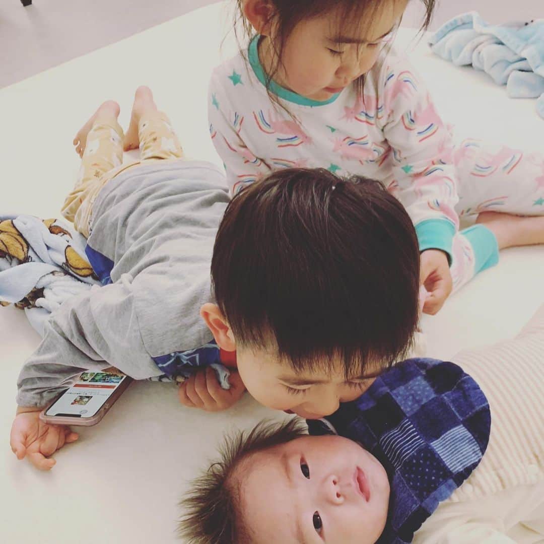 谷口大智のインスタグラム：「今年の誕生日は家族と過ごせて幸せやった🎂  今日はウーちゃんが子育てを終えてお家に帰ってきます🏠  ウーちゃんお疲れ様😭  #dtのオフ」