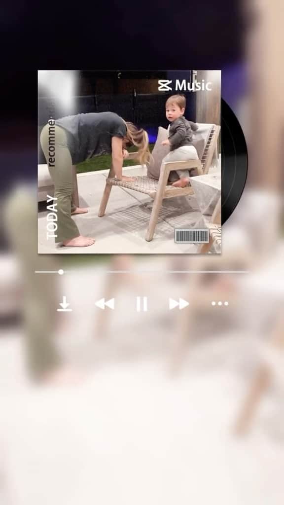ショーン・ジョンソンのインスタグラム：「Hahaha Jett on the skateboard gets me  #familytime #family #trends #instagram #reelsinstagram #reels #marriage #parenting #parents」