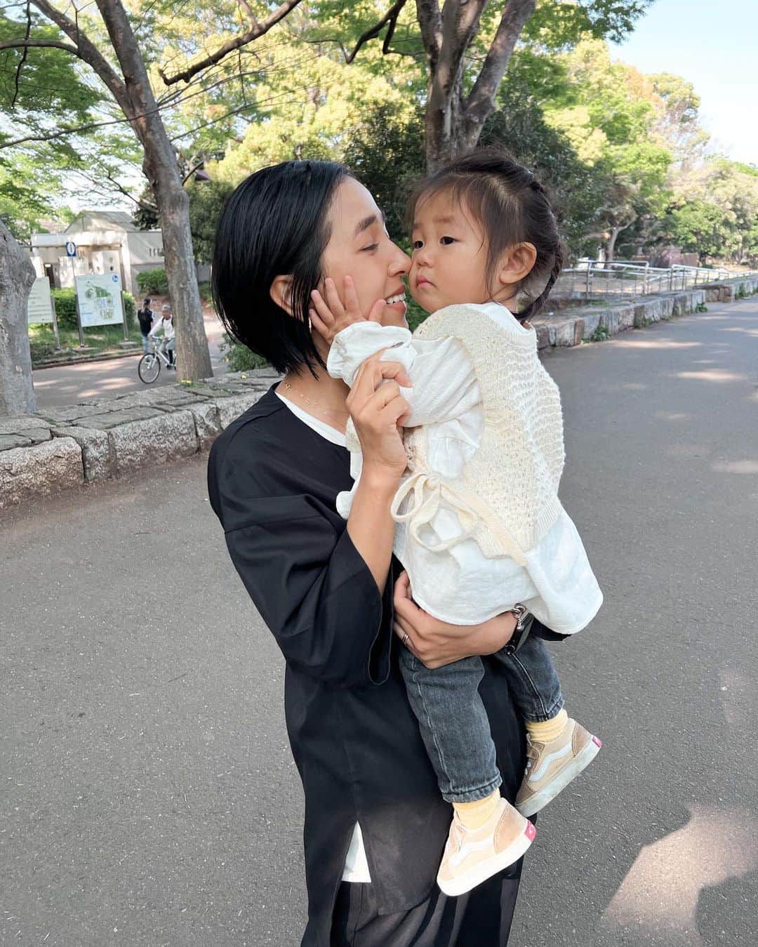 Hiiiiikoのインスタグラム：「♡ . . 眠くてボーッとしてるうちの末っ子👶🏻💕 本当に毎日が癒しで可愛いしかない🥺  この世に生まれて"もう"まだ"1歳6ヶ月。 毎日があっという間すぎて 上3人でバタバタしすぎて、ちゃんとこの子と向き合えてるのか。成長1つ1つを見逃さないで見れてるのか。 あげたら、きりがないけど、 1つだけ確かなのは愛してるってこと♥️  我が子は世界一可愛い♡  10代、20代でした子育ては、自分にいっぱいいっぱいで、周りから"若いからねー"って言われたくなくて厳しくしすぎて後悔だらけ。  30代で久々にする子育ては、 可愛すぎて毎日甘やかしすぎて今、wakaで痛い目にあってる自分がいる😀 子育てって、難しいよね🤷🏽‍♀️💕 . . #親子#ママ#1歳#1歳6ヶ月#1歳女の子#べびすたぐらむ#姉妹#4人のママ#男の子ママ#女の子ママ#大家族#ママコーデ#ママファッション#ファッション#コーデ#ブラックコーデ#モノトーンコーデ#歳の差姉妹#親バカ」